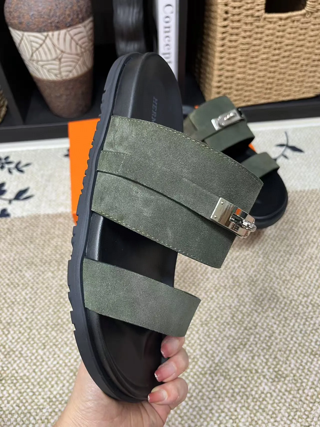 P300 Hermes men's Kazimir slippers - top-quality woven calfskin functional sandals with interwoven uppers inspired by the "H" iconic pattern to create a casual look, perfect for summer. Imported cowhide + cowhide lining + TUP outsole Size: 36-46 couple model